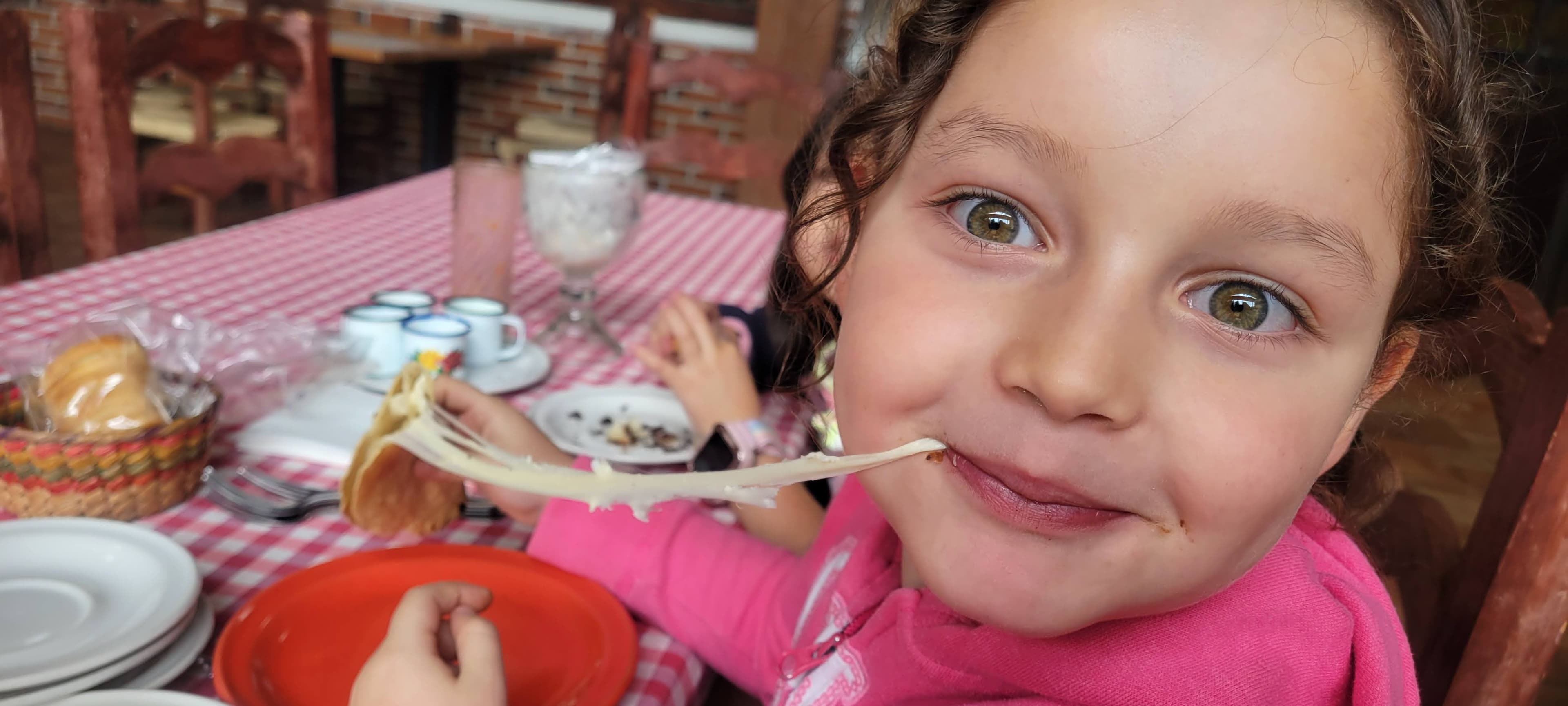 Moni comiendo pizza